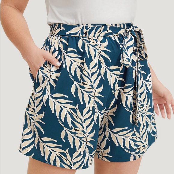 NWT BLOOMCHIC  Plus Size Tropical Print  Elastic Waistband Shorts with Scarf Tie - Picture 2 of 7